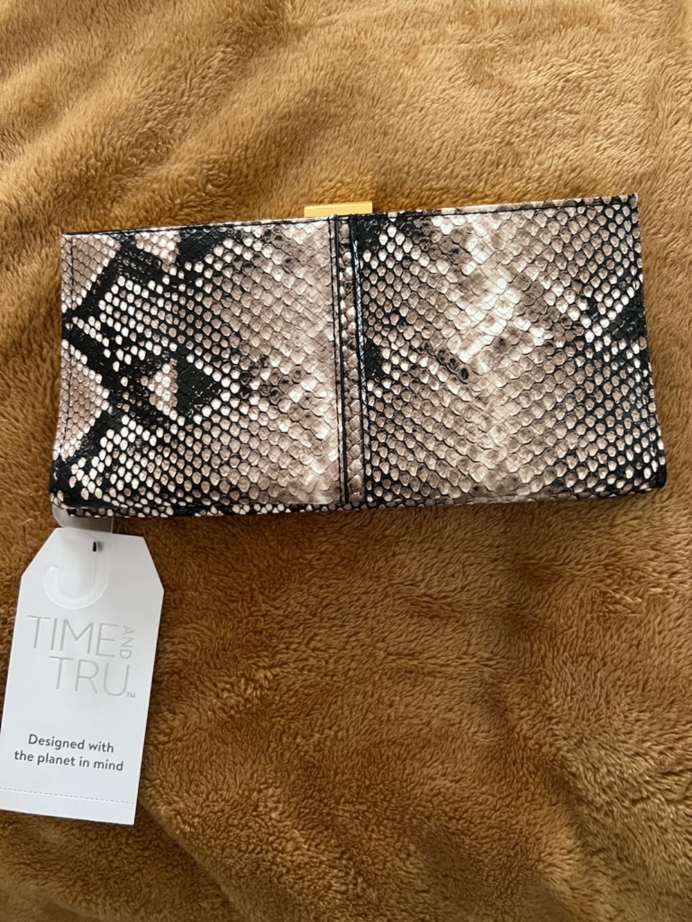 Perfect accessory!!!
Time and Tru Women's Kinsley Wallet
Textured faux snakeskin